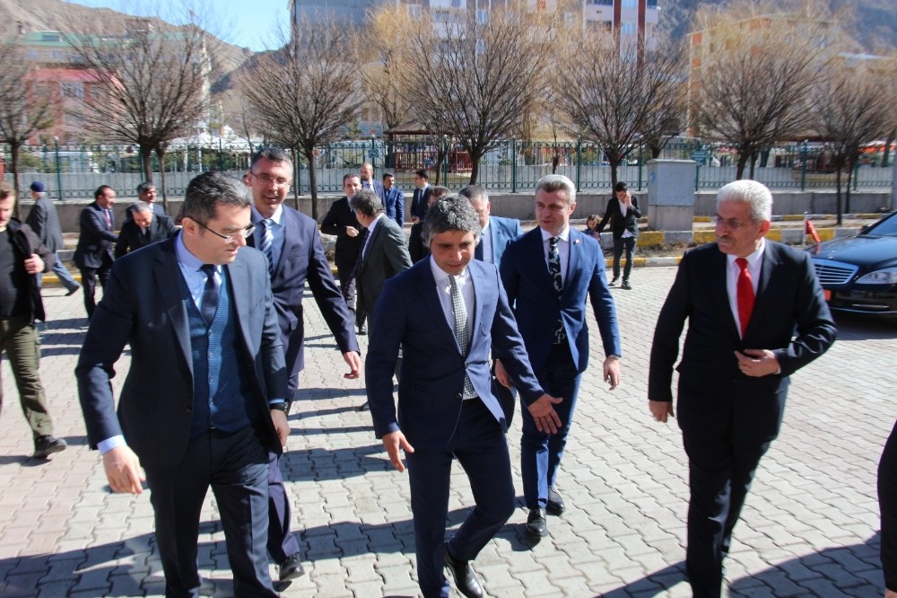 Vali Memiş, muhtarlarla bir araya geldi: “Oltu bizim gözbebeğimiz” 