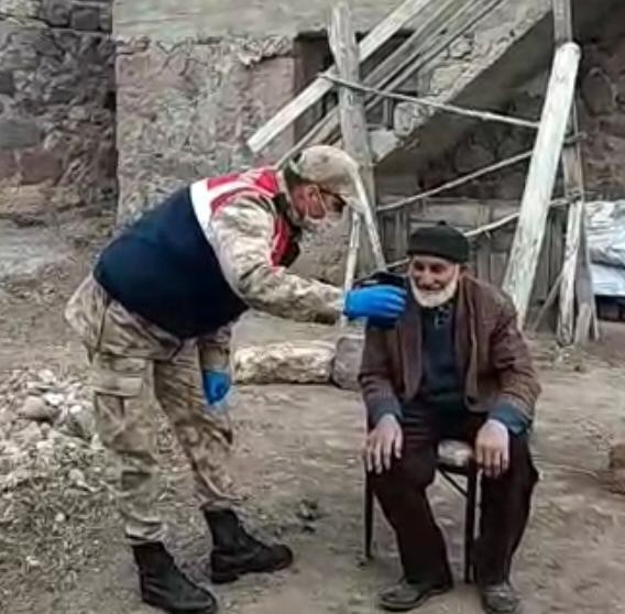 Vali Memiş, sokağa çıkamayan vatandaşlarla görüntülü konuştu 