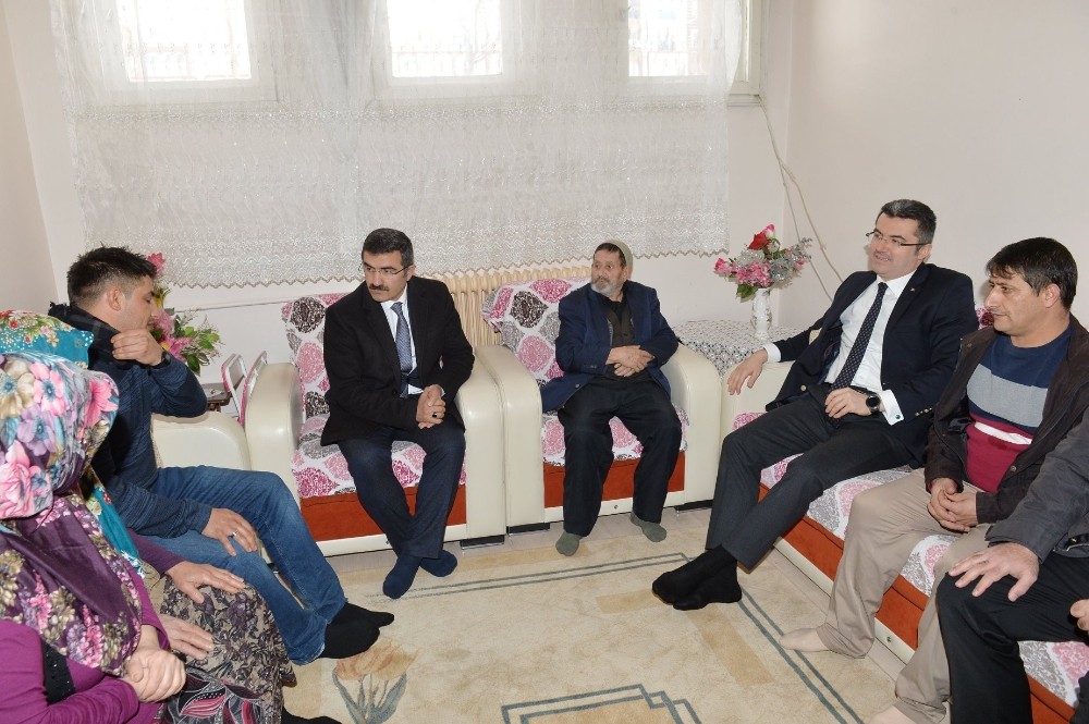 Vali Memiş, yaralı Uzman Onbaşı Kaplan’ı evinde ziyaret etti 