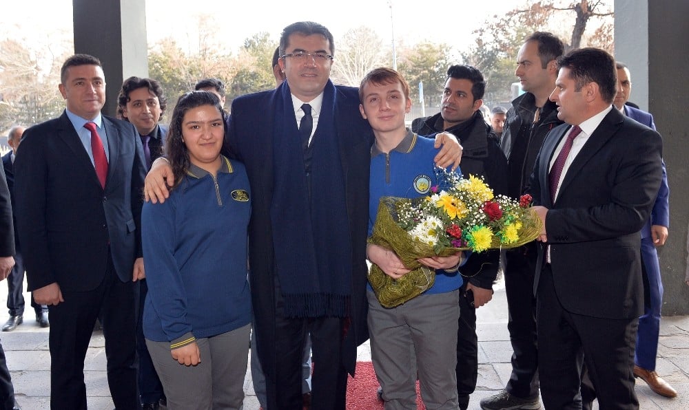 Vali Memiş’ten Erzurum Lisesi’ne ziyaret 