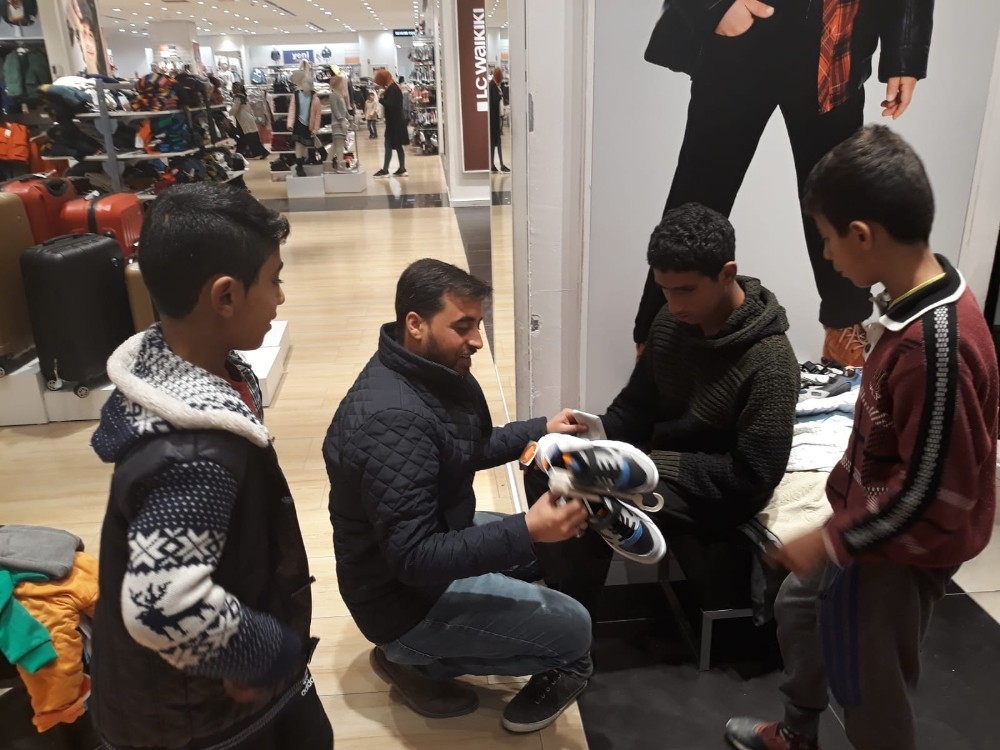 Vali misafir olduğu çocuğun evinde ailenin tüm ihtiyaçlarını karşıladı 