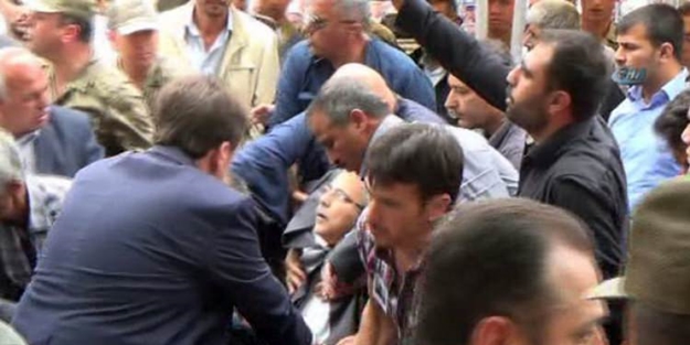 Şehit cenazesinde yere yığıldı