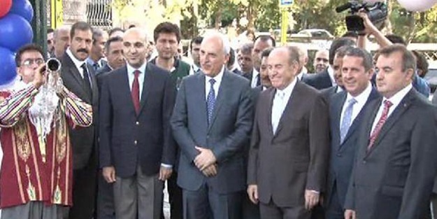 Vali Mutlu'dan 'Şimdi Okullu Olduk' şiiri