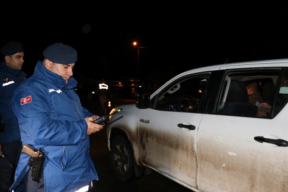 Vali Nayir, yılbaşında uygulama yapan polis ve jandarma ekiplerini ziyaret etti 