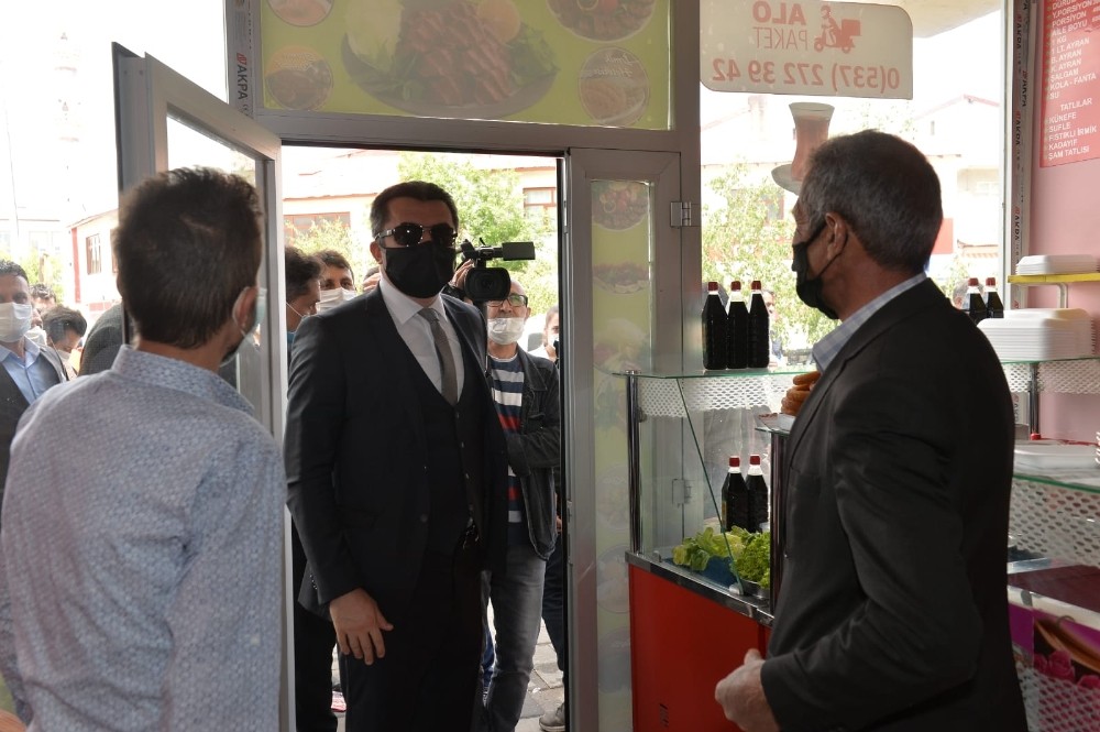 Vali Okay Memiş deprem bölgesinde 