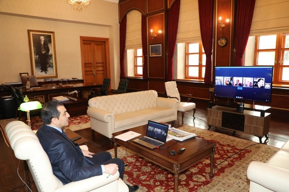 Vali Öksüz, kaymakamlarla video konferans yaptı 