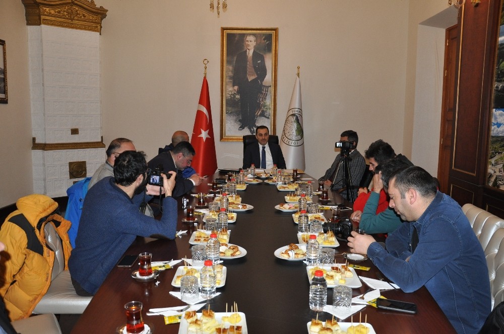 Vali Öksüz, Kars’ta ki projeleri basınla paylaştı 