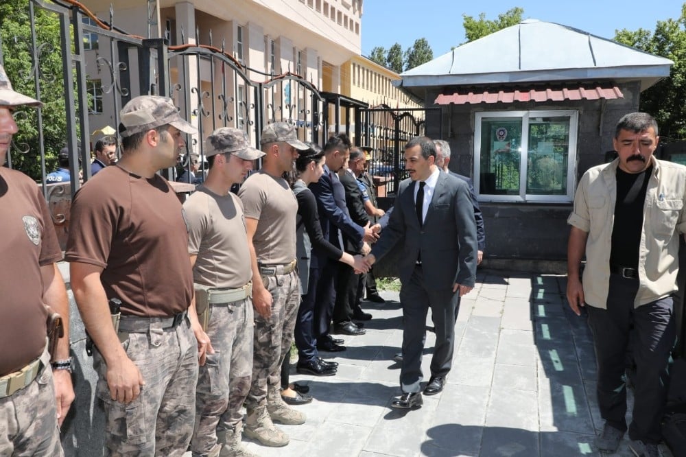 Vali Öksüz’den şehitlik ve polis merkezi ziyareti 