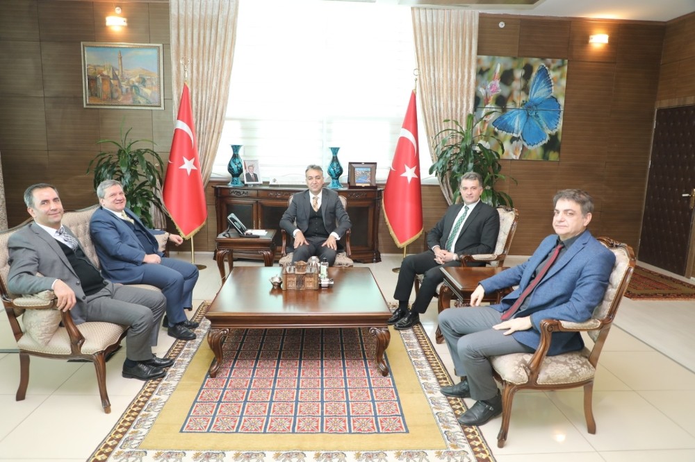 Vali Oktay Çağatay, VEDAŞ Genel Müdürü Sami Kovancı’yı makamında ağırladı 