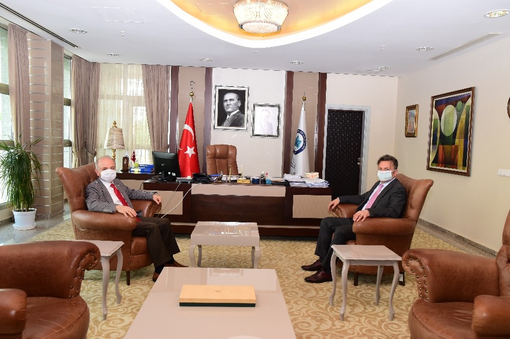 Vali Özdemir Çakacak’tan ESOGÜ Rektörü Prof. Dr. Kemal Şenocak’a veda ziyareti 