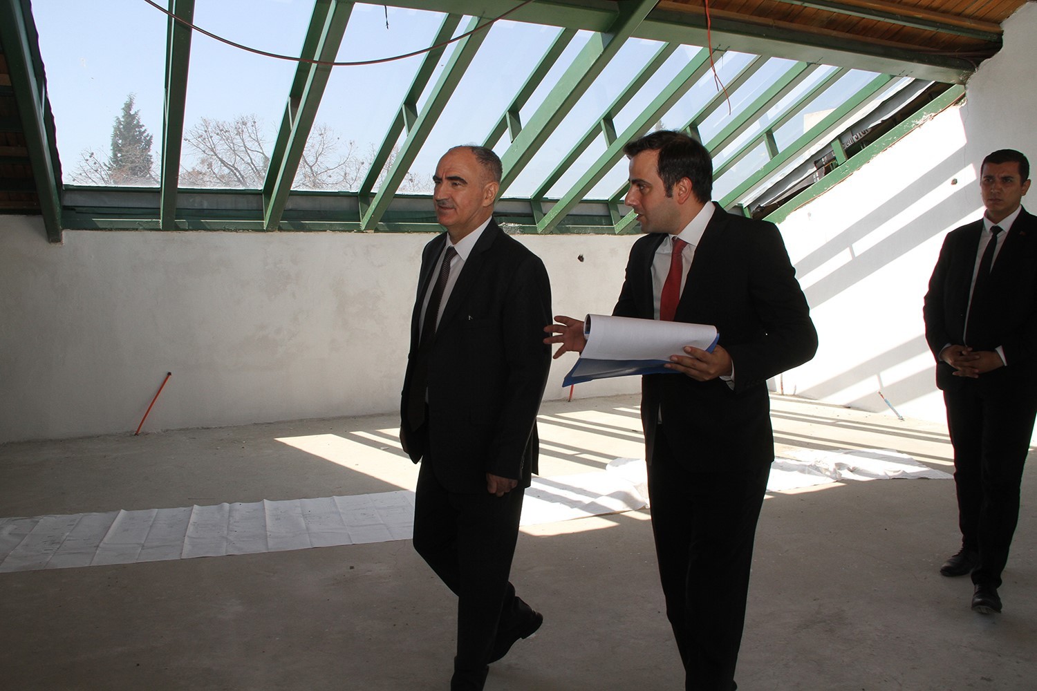 Vali Özkan Kula'da tarihi Zafer Okulu'nu gezdi