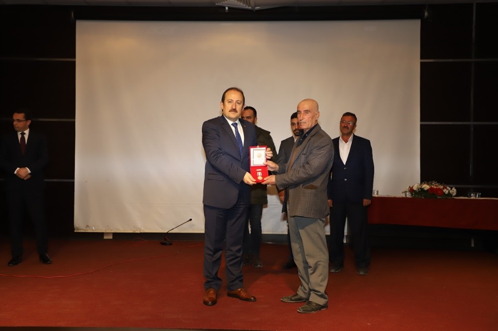 Vali Pehlivan, Cizreli Kıbrıs Barış Harekatı gazilerine madalyalarını takdim etti 