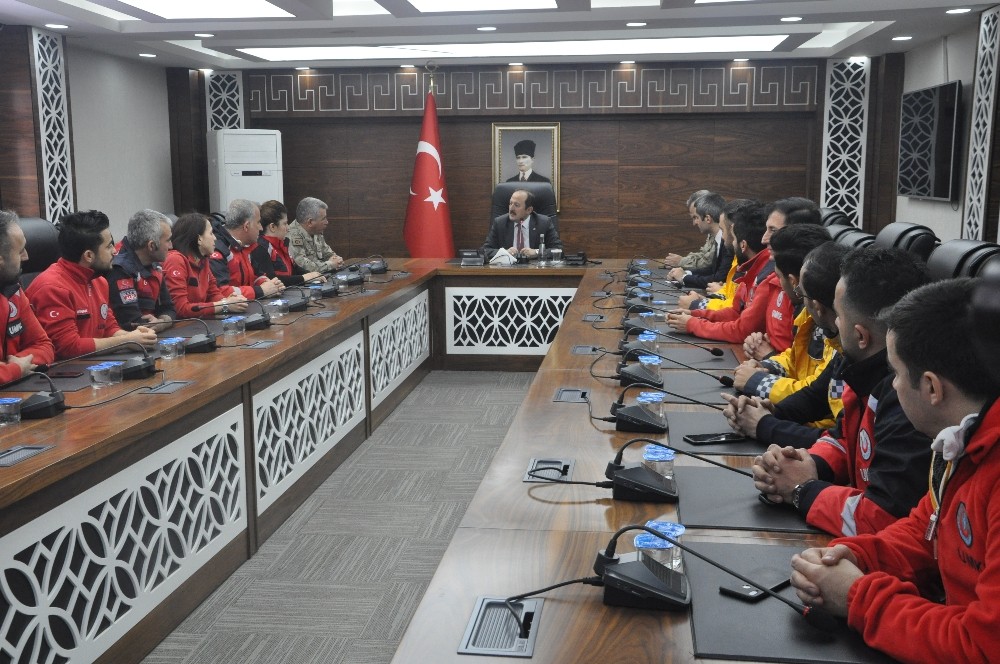 Vali Pehlivan, Elazığ depreminde görev alan personele başarı belgesi verdi 