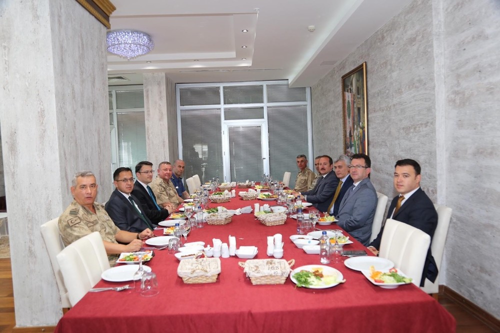 Vali Pehlivan’dan Kaymakam Arıcan onuruna veda yemeği 