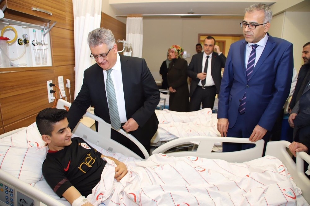 Vali Pekmez civadan zehirlenen öğrencileri ziyaret etti 