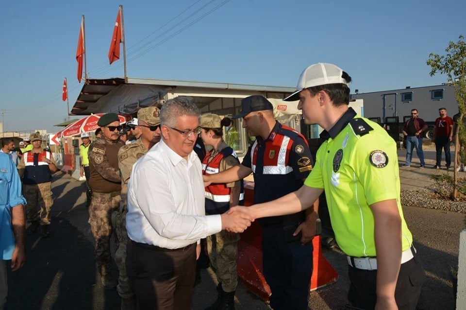 Vali Pekmez, kontrol noktasındaki polislerin bayramını kutladı 