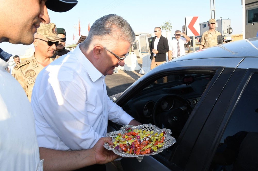 Vali Pekmez uygulama noktasında trafik denetimine katıldı 