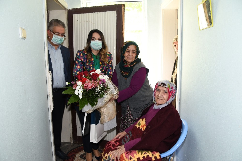 Vali Pekmez’den 103 yaşındaki kadına Anneler Günü kutlaması 