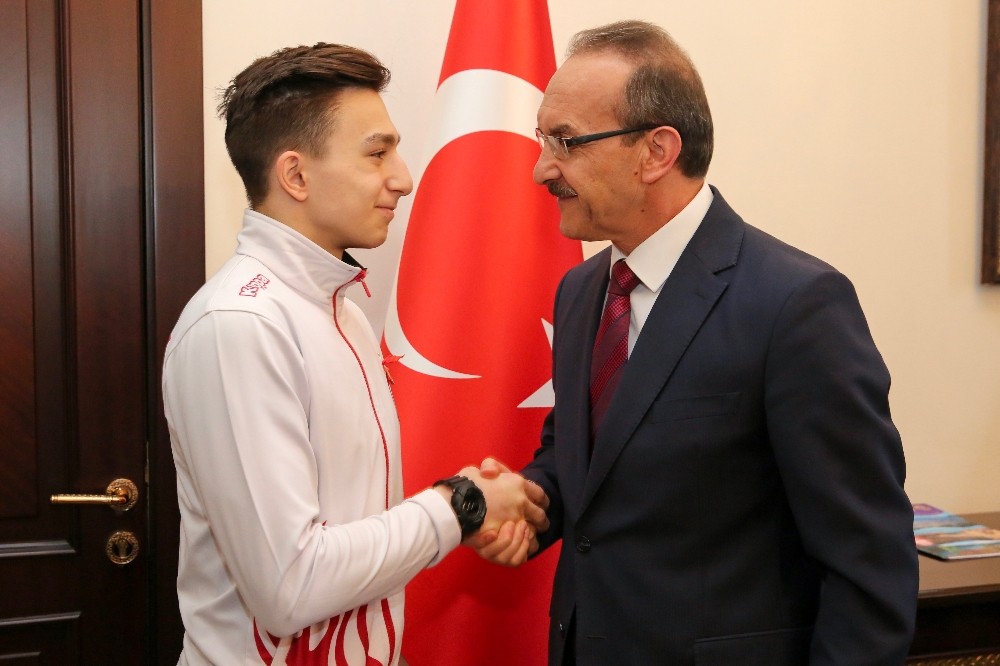 Vali şampiyon sporcuyu ödüllendirdi 