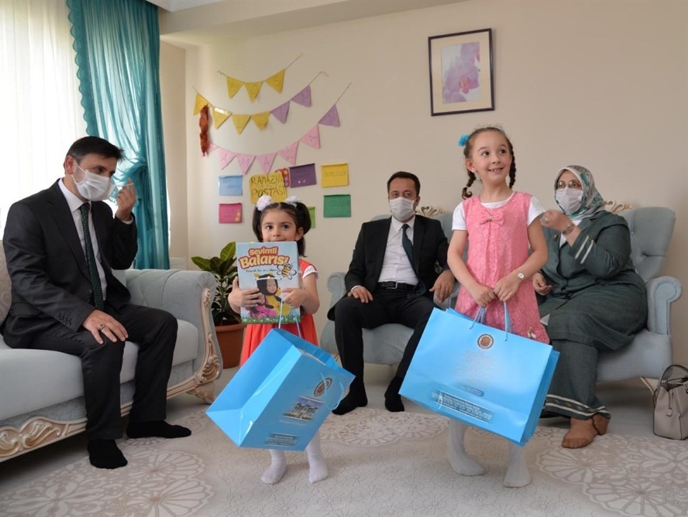 Vali Şentürk, koruyucu aileyi ziyaret etti 