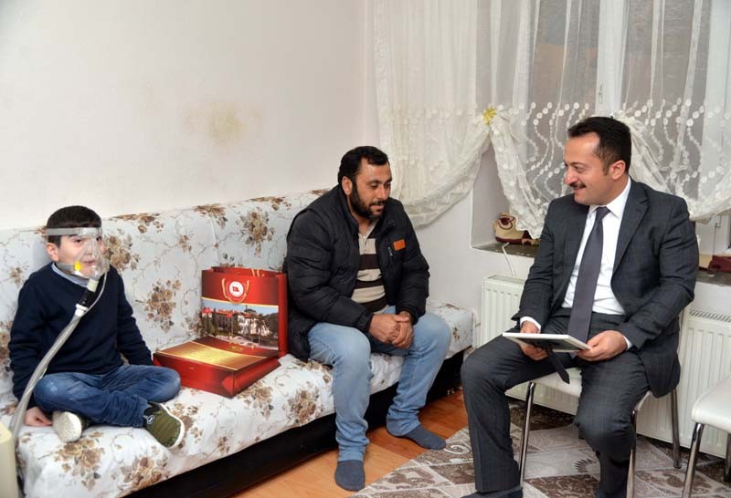 Vali Şentürk’ten minik Onur’a ziyaret 