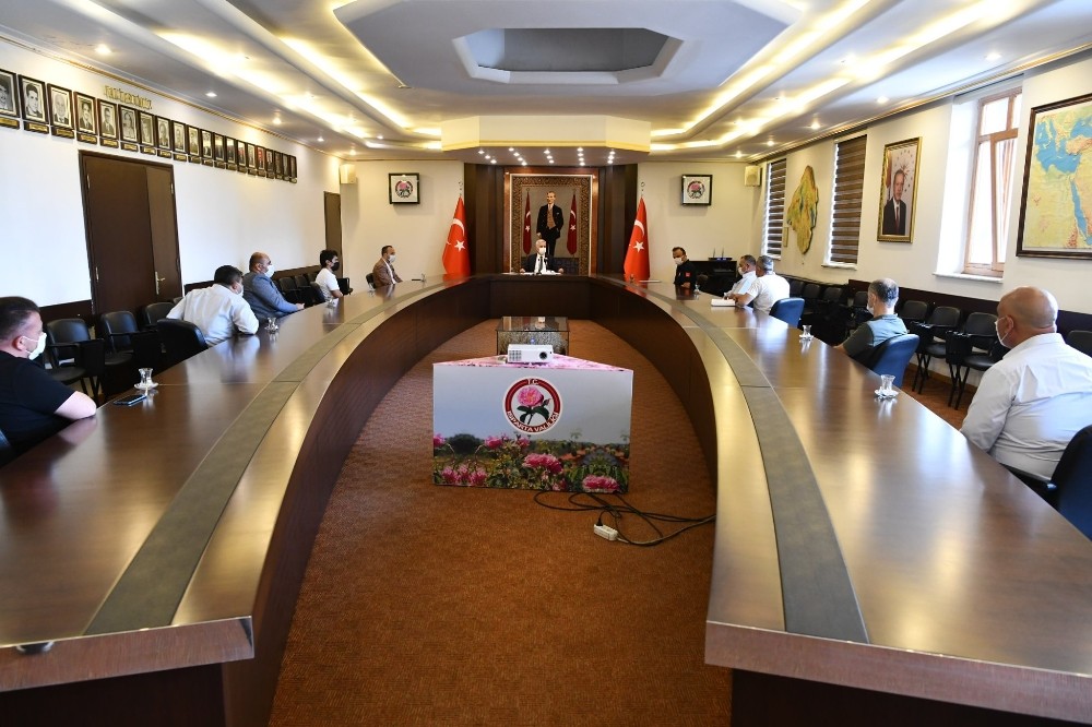 Vali Seymenoğlu, düğün salonu işletmecilerini kurallara uyulması noktasında uyardı 