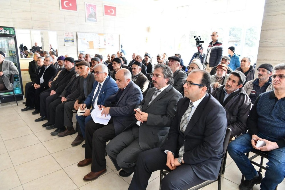 Vali Seymenoğlu, köylerde vatandaşların sorunlarını dinliyor 