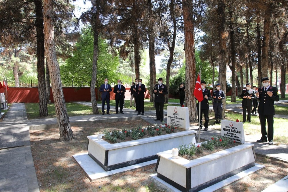 Vali Şıldak şehitliği ziyaret edip görev başındaki personel ve yaşlılarla bayramlaştı 