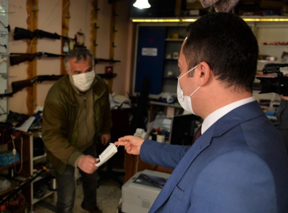 Vali sokağa çıkarak vatandaşlara bizzat maske dağıttı 
