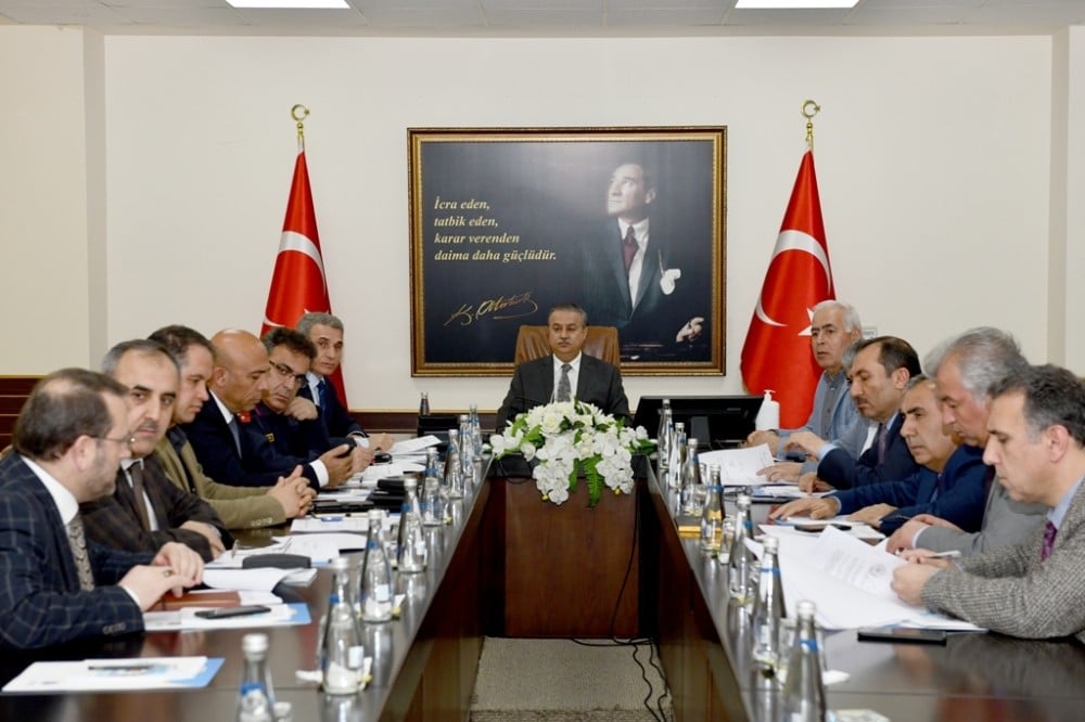 Vali Su başkanlığında korona virüs tedbirleri toplantısı düzenlendi 