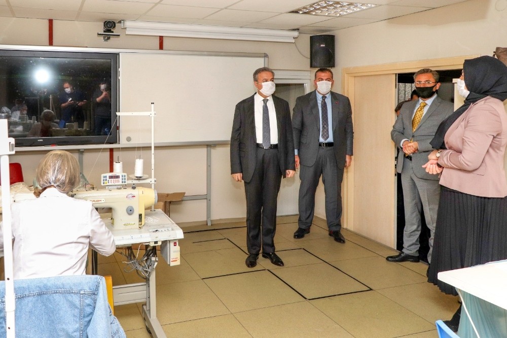 Vali Su, maske ve dezenfektan üretilen okullarda inceleme yaptı 