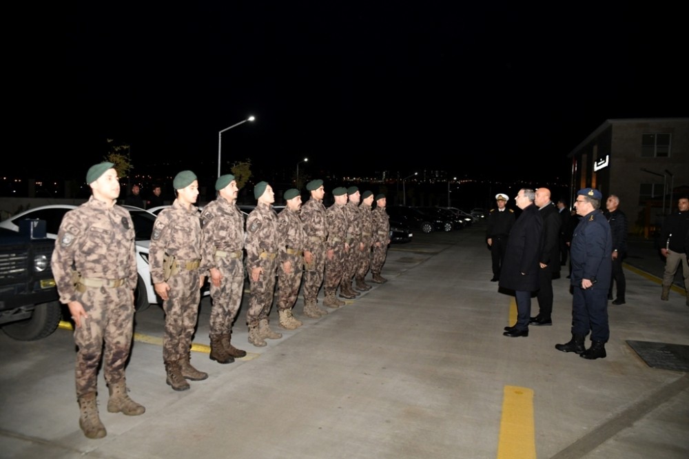Vali Su, yılbaşı gecesinde görev yapan güvenlik güçlerini ziyaret etti 