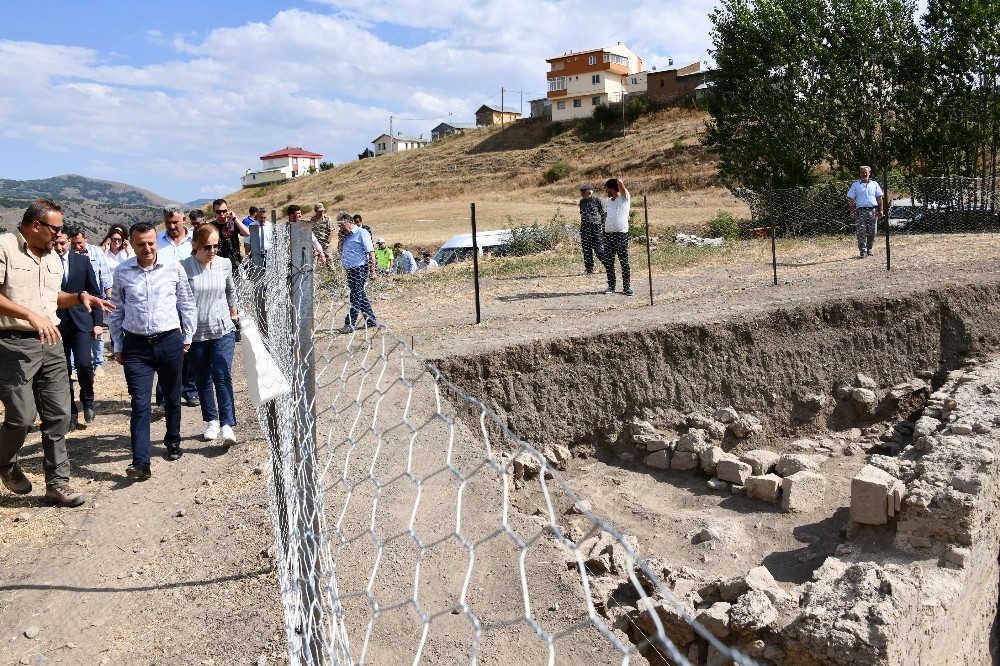Vali Taşbilek Satala Antik Kentindeki kazı çalışmasını inceledi 