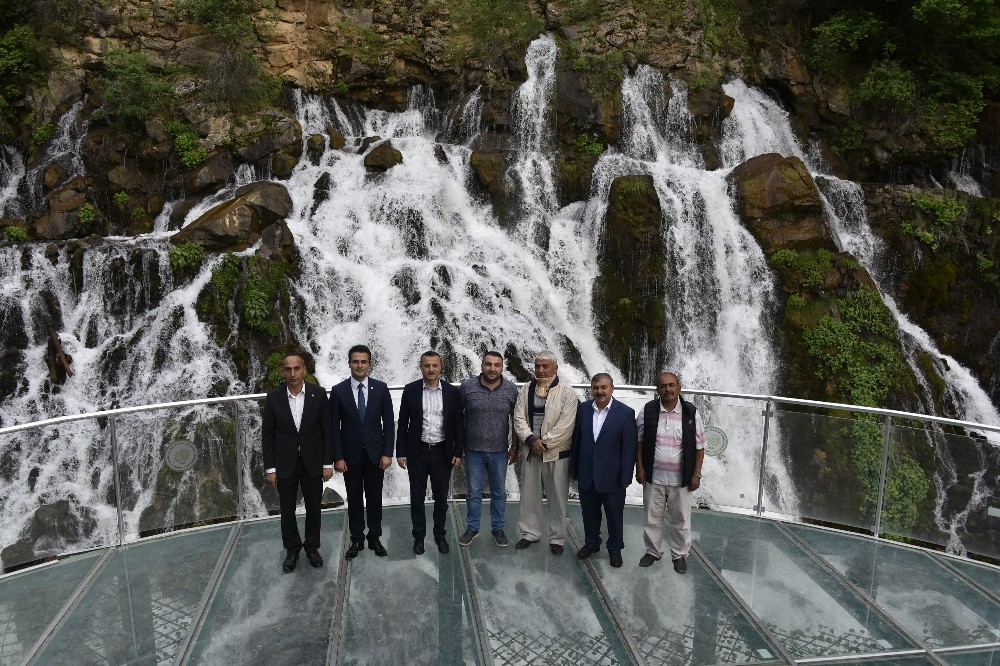 Vali Taşbilek Tomara Şelalesi’ni gezdi, manzaraya hayran kaldı 