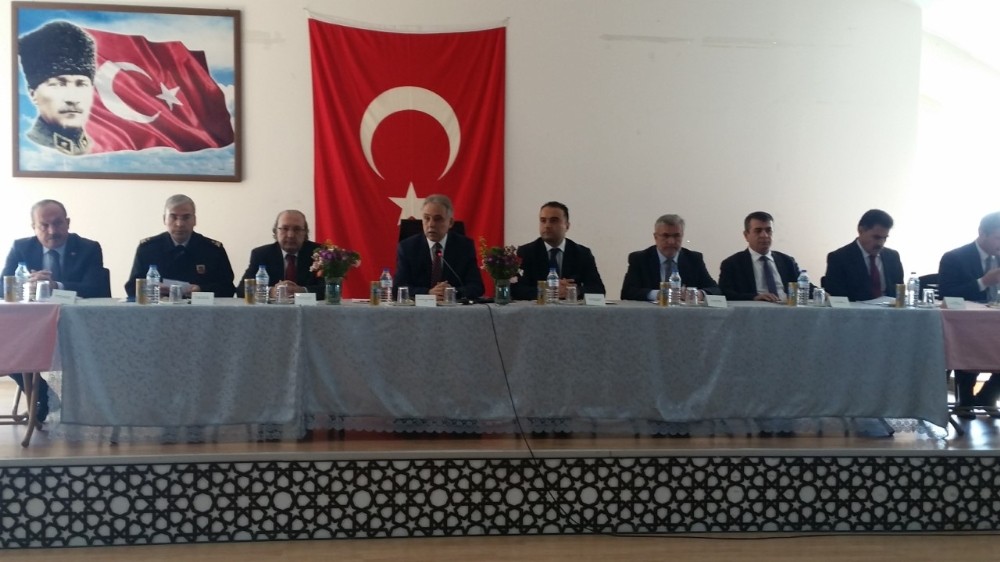Vali Toprak Kulu’da muhtarlarla bir araya geldi 