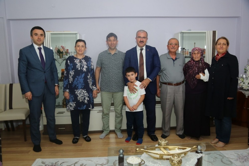 Vali Toraman hacdan dönen şehit ailelerini ziyaret etti 