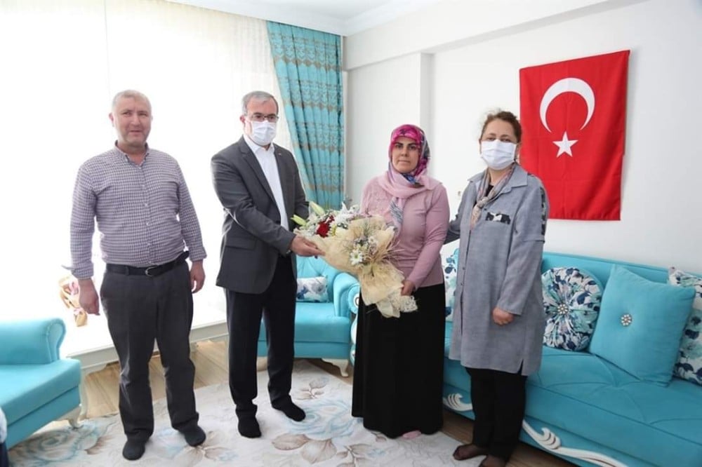 Vali Toraman ile eşinden “Anneler Günü” ziyaretleri 
