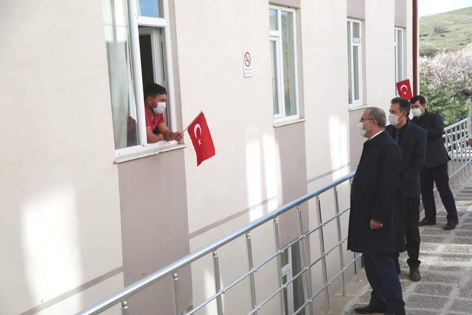 Vali Toraman, karantina altındaki vatandaşları ziyaret etti 
