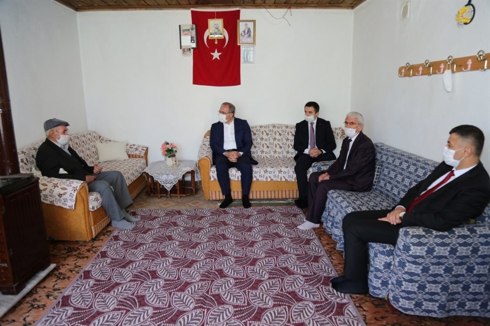 Vali Toraman’dan şehit ailelerine bayram ziyareti 