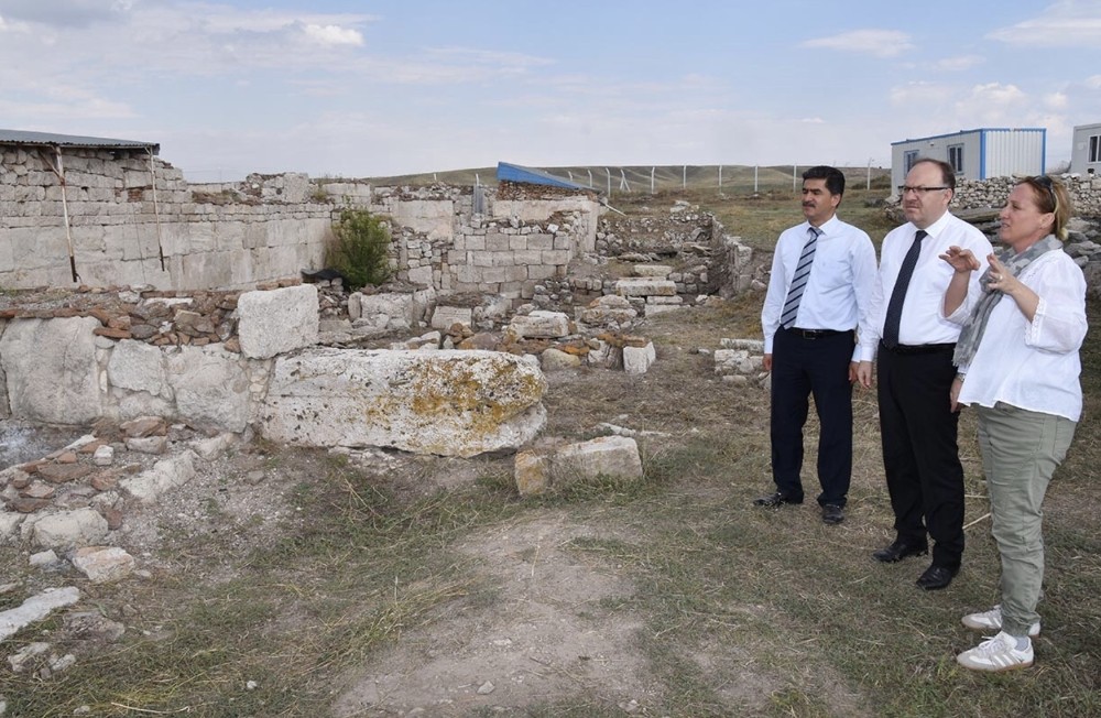 Vali Tutulmaz, kazı çalışmaları süren Amorium Antik Kenti’nde incelemelerde bulundu 