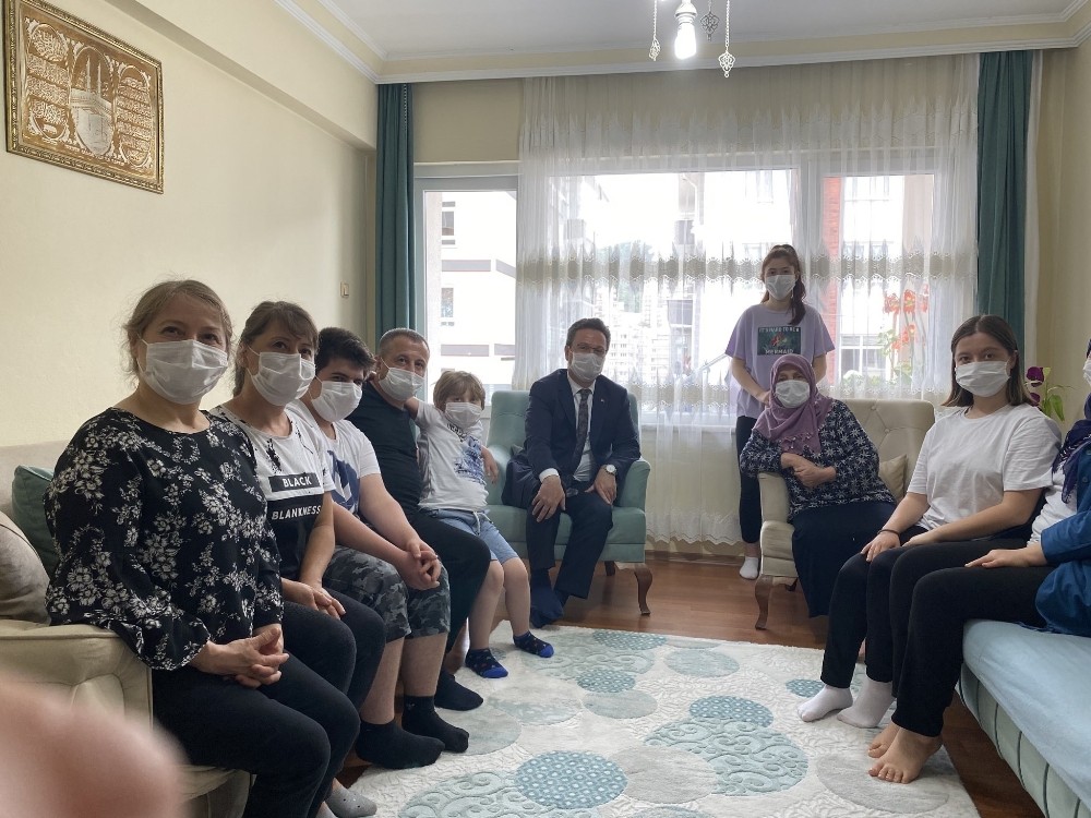 Vali Ünlü, göreve başlamasının ardından ilk olarak şehit ailelerini ziyaret etti 