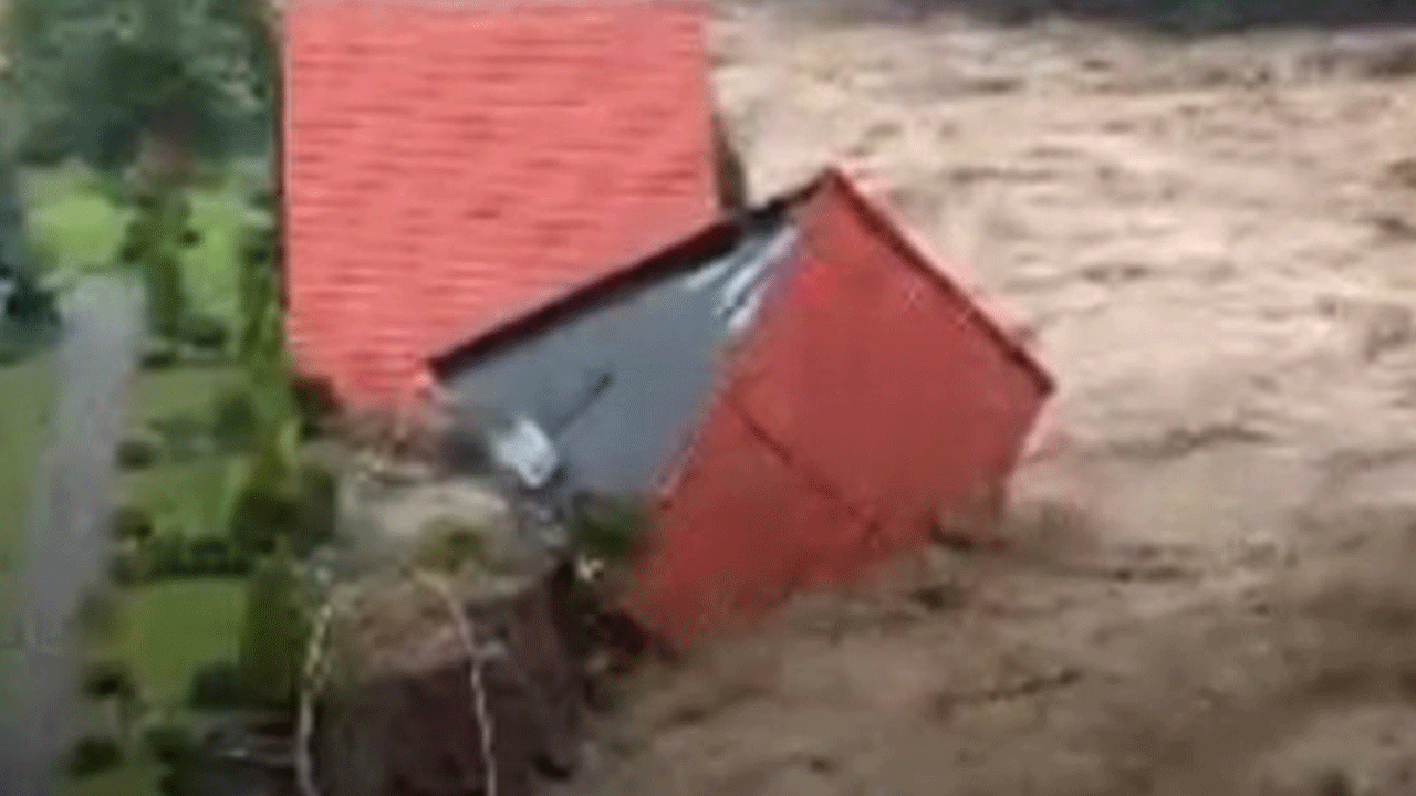 Vali uyarmıştı: Rize'de sel evi böyle yıktı!