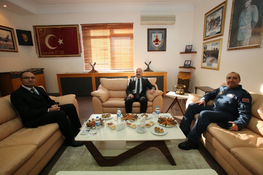 Vali Varol, Merzifon 5. Ana Jet Üs Komutanlığını ziyaret etti. 