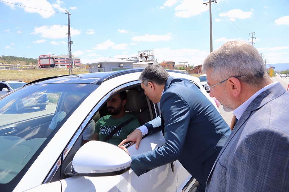 Vali ve başkan sürücülerin leblebili bayram kutlaması 
