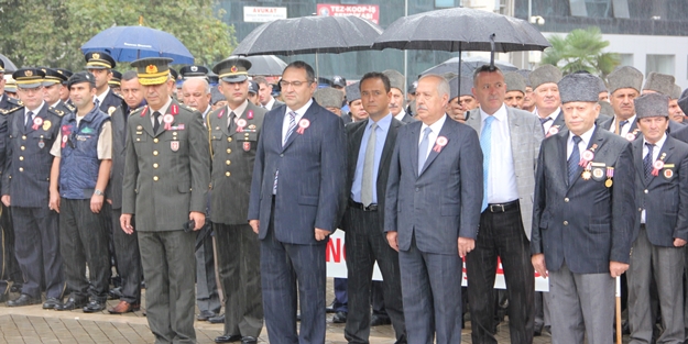 Vali ve belediye başkanına şemsiye, gaziye yağmur!