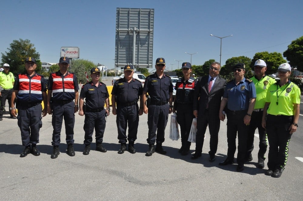 Vali Vekili Boztepe bayram öncesi araçları denetledi, sonra lokum ikram etti 