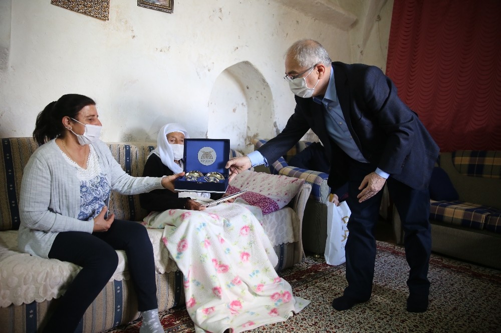 Vali Yaman’dan ’asırlık çınarlara’ Anneler Günü ziyareti 
