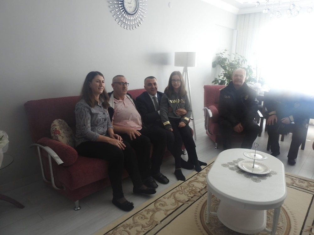 Vali yaralanan polisi ziyaret etti 