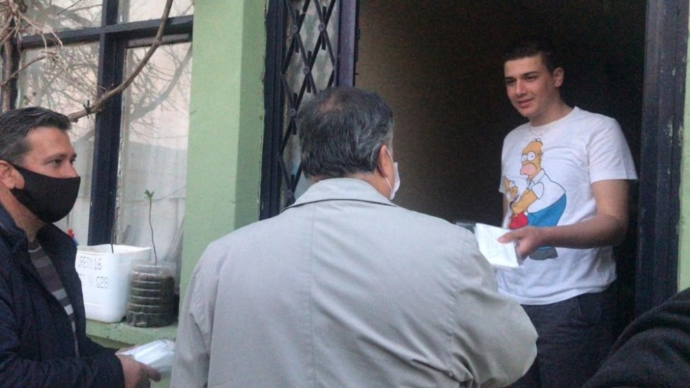 Vali Yardımcısı Güler’de köy köy gezip maske dağıtıyor 