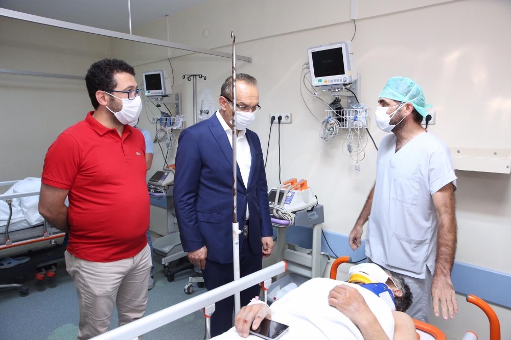 Vali Yavuz, inşaattaki göçükten yaralı kurtulan işçileri ziyaret etti 